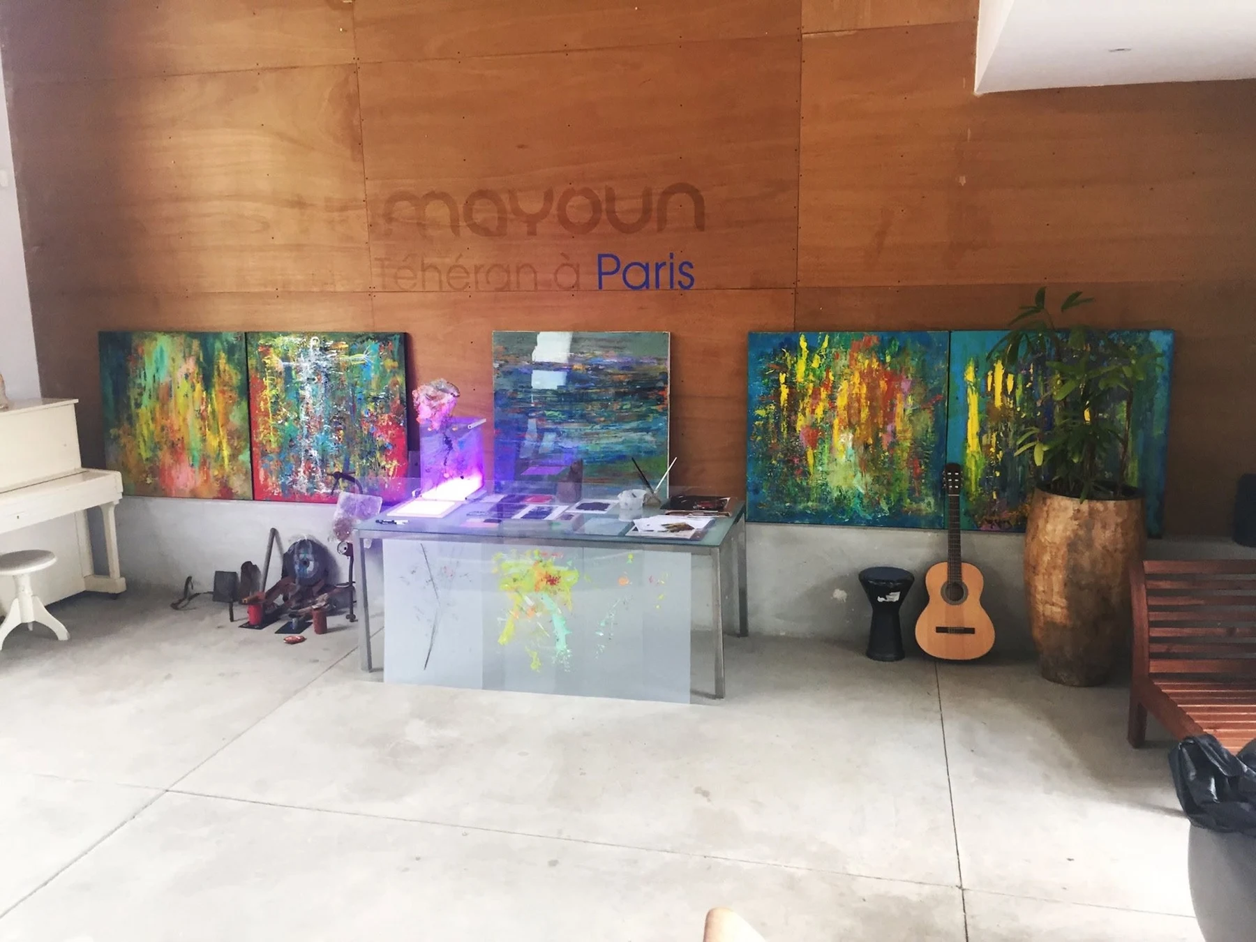 L’atelier de La Traverse en juillet 2017, peintures et instruments