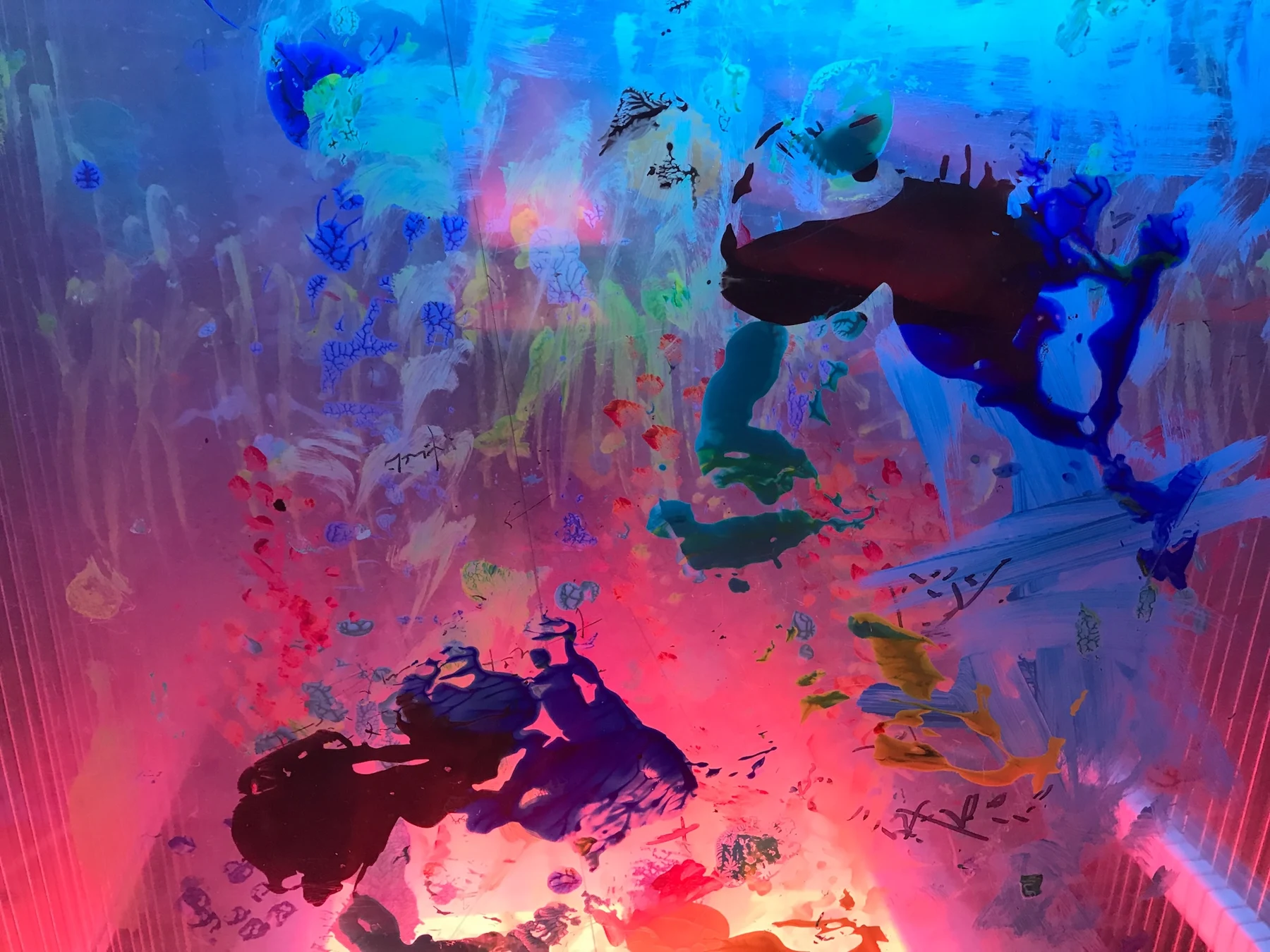 Colorium : transparences bleues, magenta et roses traversées de traces sombres
